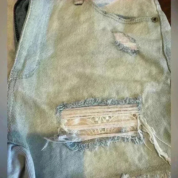 Mudd Women’s Hi-Rise Midi Flx Stretch light blue denim distressed shorts Size 5 - Picture 3 of 9